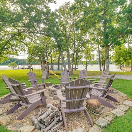Group Getaway In Afton With On-Site Lake Access